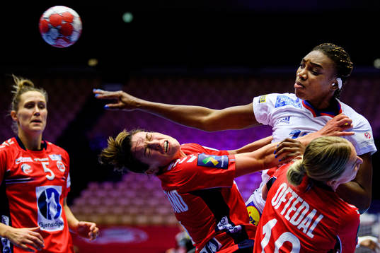 Kalidiatou Niakate of France against Stine Ruscetta