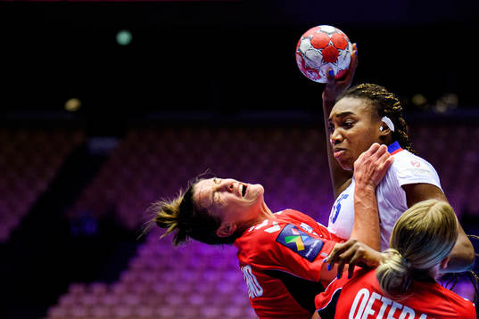 Kalidiatou Niakate of France against Stine Ruscetta