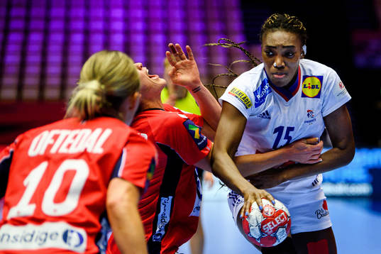 Kalidiatou Niakate of France and Stine Ruscetta Skogrand of