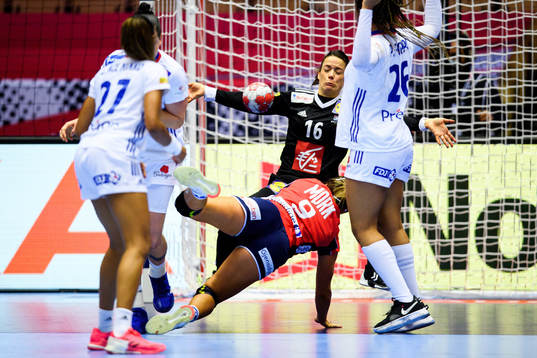 Nora Mørk of Norway against goalkeeper Cleopatre Darleux
