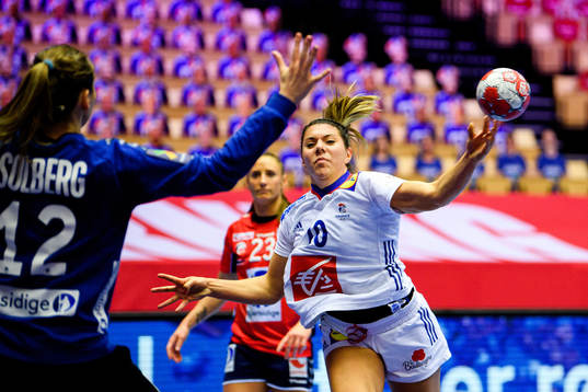 Laura Flippes of France against goalkeeper Silje Margaretha