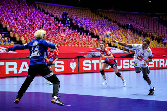 Grace Zaadi Deuna of France against goalkeeper Lunde