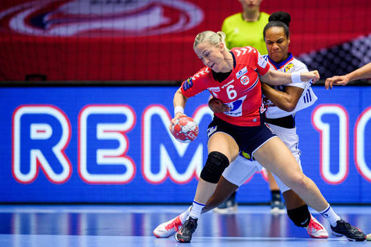 Heidi Løke of Norway and Oceane Sercien Ugolin of France