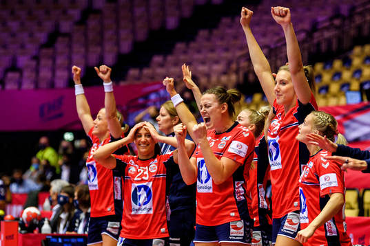 Players of Norway celebrate
