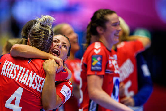 Veronica Egebakken Kristiansen and Nora Mørk of Norway