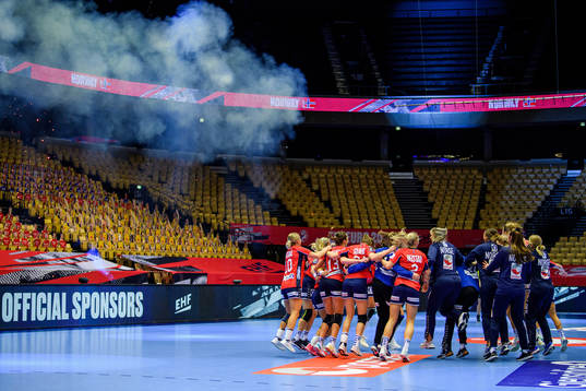 Players of Norway celebrate