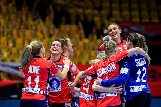Players of Norway celebrate