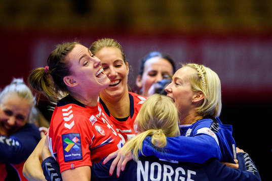 Veronica Egebakken Kristiansen and goalkeeper Lunde Katrine