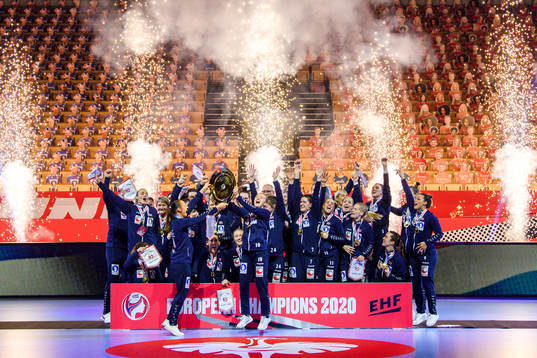 Players of Norway celebrate with the winner’s trophy