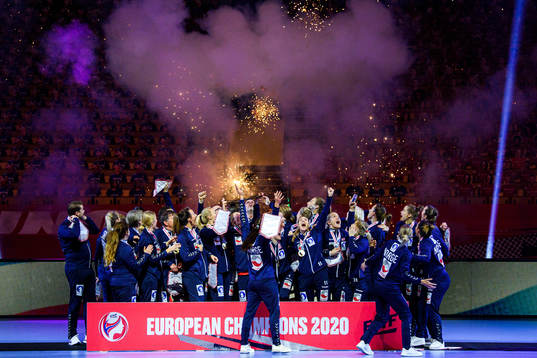 Players of Norway celebrate with the winner’s trophy