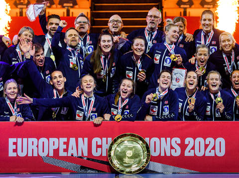 Players of Norway celebrate with the winner’s trophy