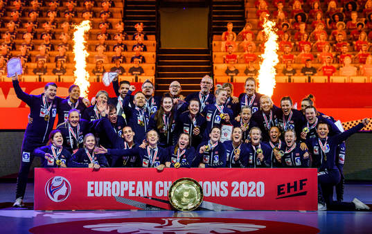 Players of Norway celebrate with the winner’s trophy