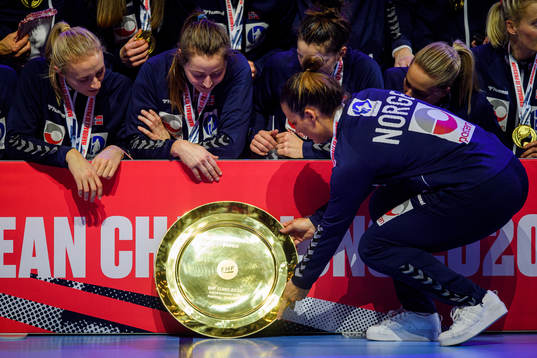 Players of Norway celebrate with the winner’s trophy