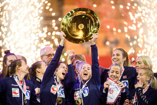 Players of Norway celebrate with the winner’s trophy
