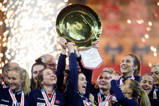 Players of Norway celebrate with the winner’s trophy