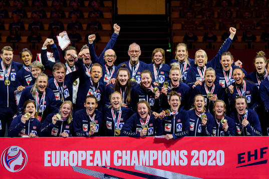 Players of Norway celebrate