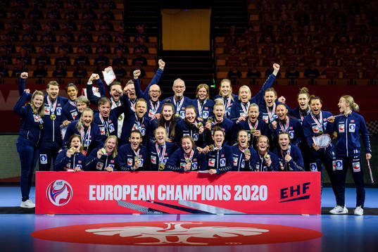 Players of Norway celebrate