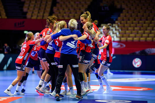 Players of Norway celebrate