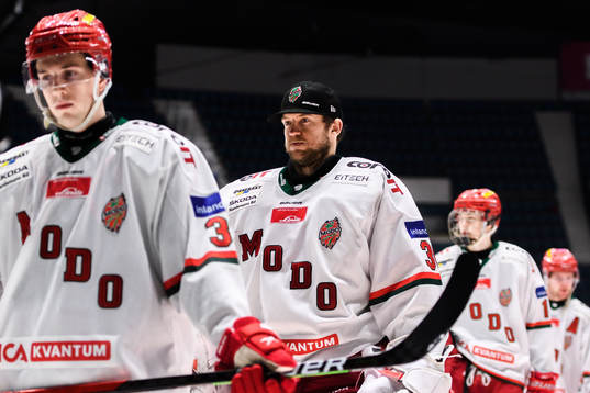 Modos målvakt Anthony Peters deppar