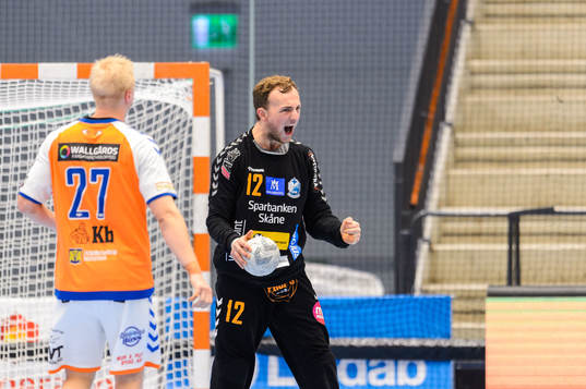 Kristianstads målvakt Gustaf Banke jublar