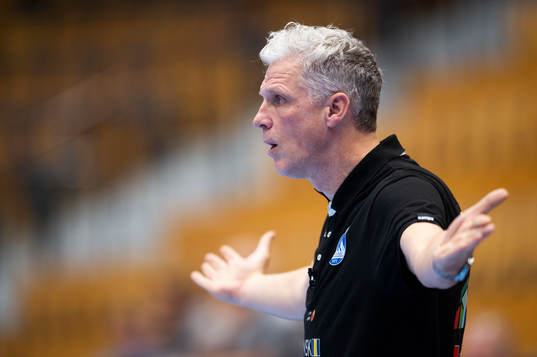 Alingsås tränare Mikael Franzén agerar