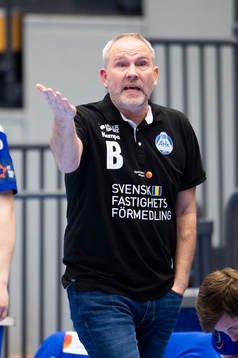 Alingsås assisterande tränare Dennis Sandberg agerar