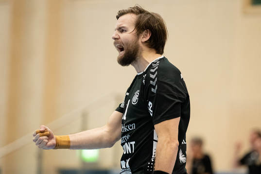Guifs målvakt Daniel Freyr Andrésson jublar