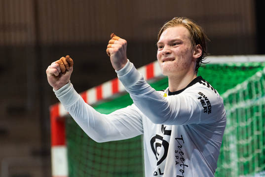 Sävehofs målvakt Simon Möller jublar