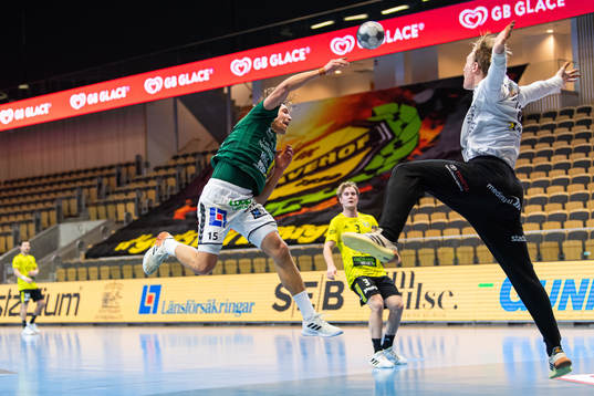 Varbergs Anton Jönsson och Sävehofs målvakt Simon Möller