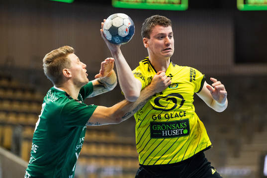 Varbergs Oscar Kihlstedt och Sävehofs Elias Á Skipagøtu