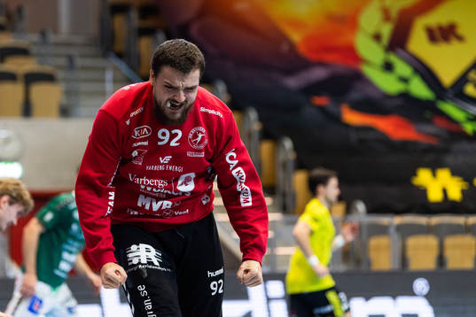 Varbergs målvakt Arturs Kugis jublar
