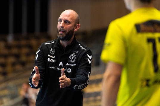 Varbergs tränare Hans Karlsson reagerar