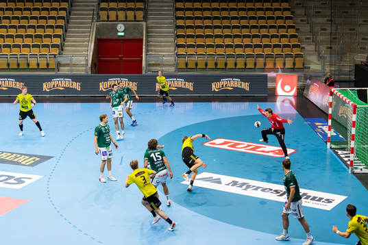 Sävehofs Felix Möller skjuter mot Varbergs målvakt Carl