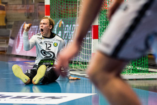Sävehofs målvakt Simon Möller jublar