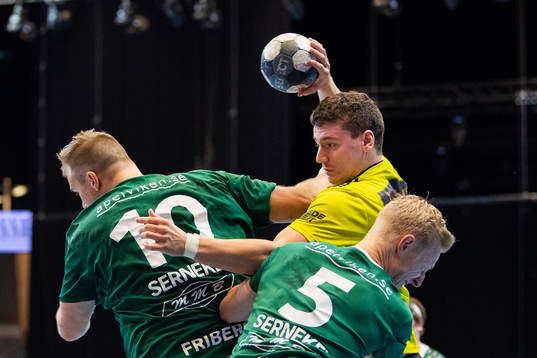 Varbergs Jacob Friberg och Oskar Ljunggren försvarar mot