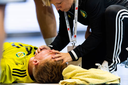 Sävehofs Jonathan Edvardsson undersöks av sjukgymnast
