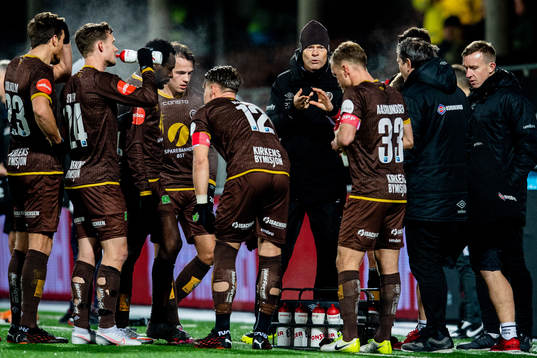 Vegard Hansen, head coach of Mjøndalen, talks to the