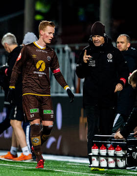 Vegard Hansen, head coach of Mjøndalen, talks to Martin