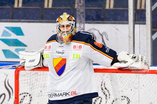 Djurgårdens målvakt Niklas Svedberg reagerar