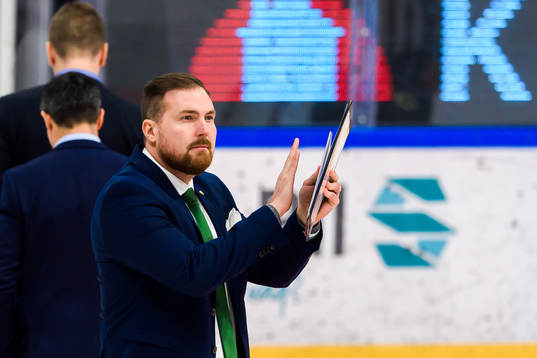 Färjestads assisterande tränare Gereon Dahlgren jublar