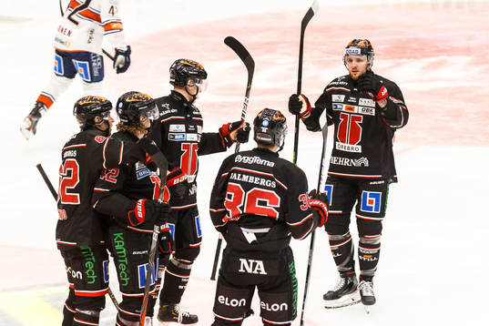 Örebros Emil Larsson jublar med lagkamrater