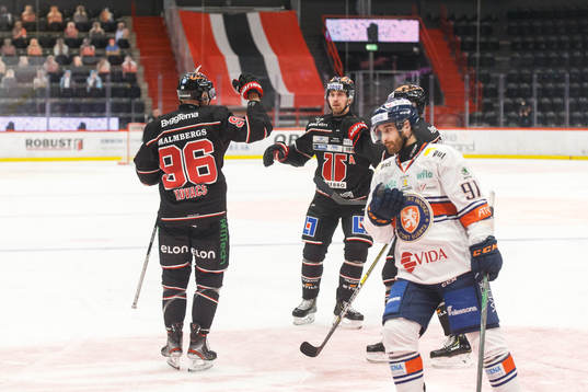 Örebros Robin Kovacs jublar med Rasmus Rissanen