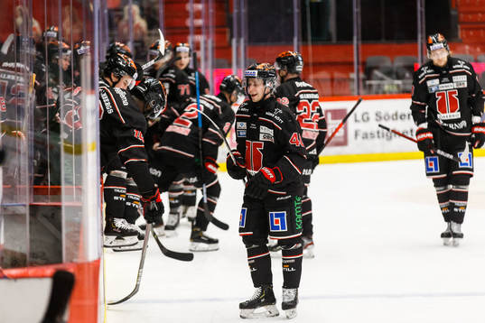 Örebros Elias Ekström jublar med lagkamrater