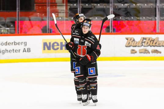 Örebros Elias Ekström jublar med lagkamrater