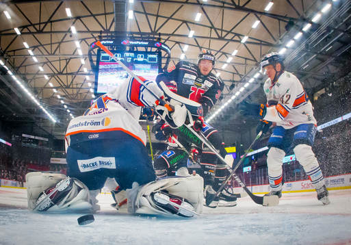 Örebros Emil Larsson gör 4-2 på Växjös målvakt Erik