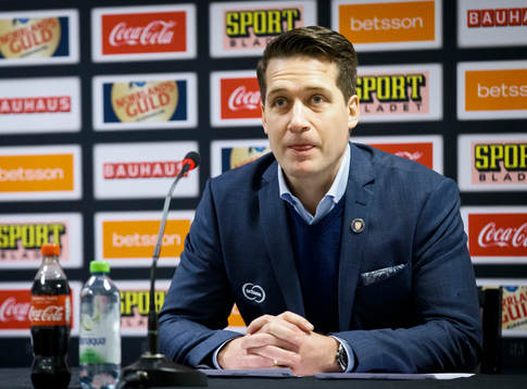 Växjös tränare Sam Hallam på presskonferens