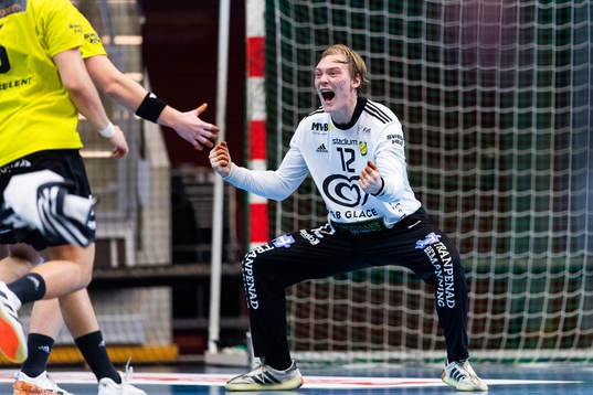 Sävehofs målvakt Simon Möller jublar