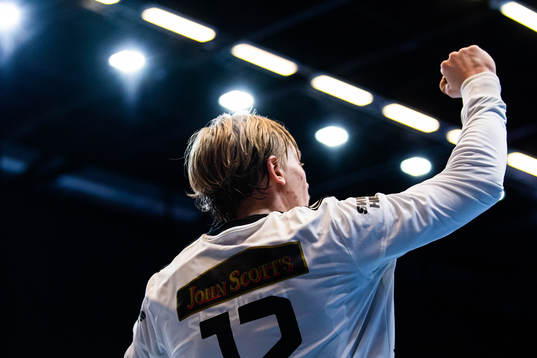 Sävehofs målvakt Simon Möller jublar