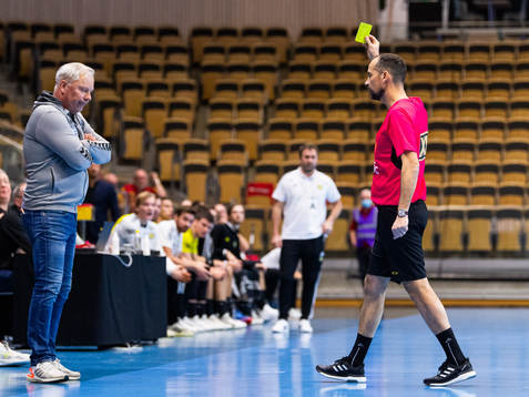 Kristianstads tränare Ulf Larsson varnas av domare Jasmin