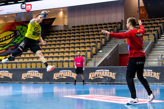 Sävehofs Henrik Tilsted och Kristianstads målvakt Espen